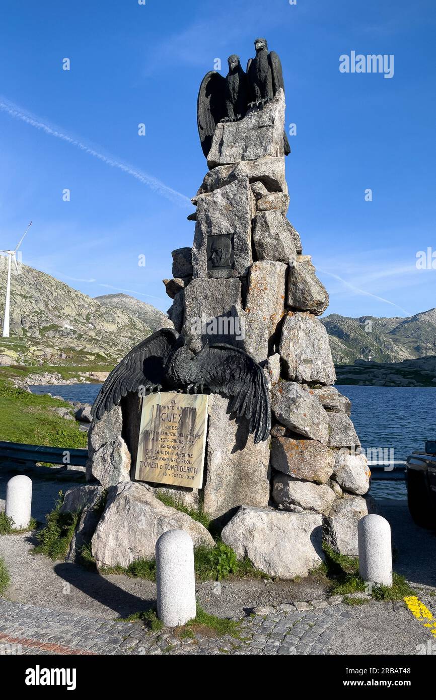 Kriegsdenkmal für Soldaten, die im Ersten Weltkrieg gefallen sind. Mit einer Plakette, die über dem Adler die Flügel ausbreitet, auf zwei Figuren, die goldfarbene Skulpturen des Adlers zeigen Stockfoto