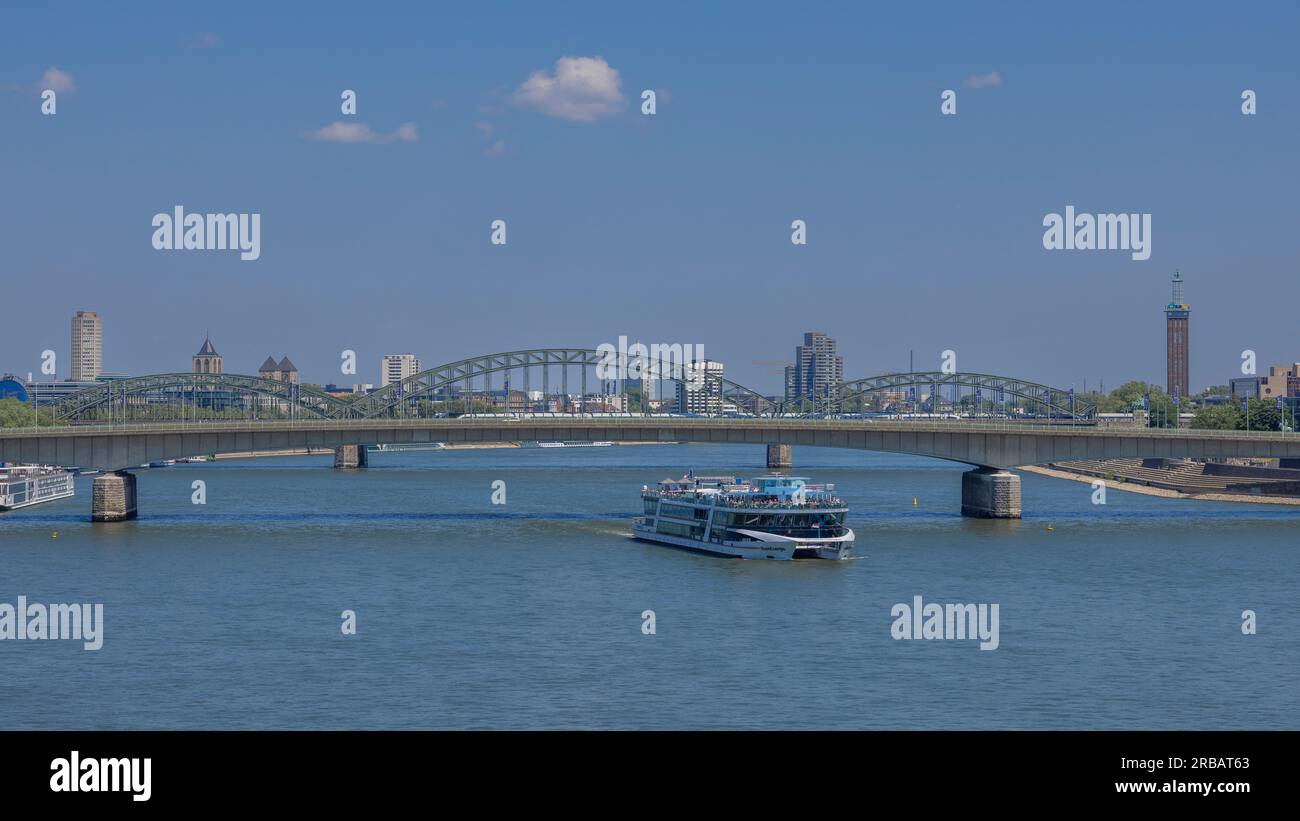 Boote, die an einem Sommertag auf dem Rhein auf- und abfahren Stockfoto