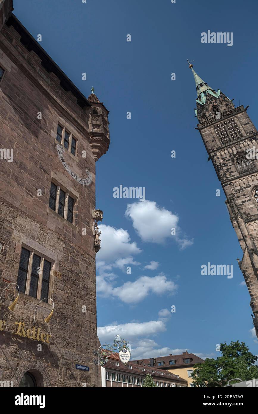 Historischer Wohnturm mit Sonnenuhr und Engelskulptur, Turm der Lorenzkirche auf der rechten Seite, Nürnberg, Mittelfrankreich, Bayern, Deutschland Stockfoto