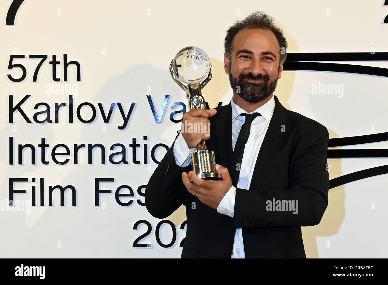 Karlsbad, Tschechische Republik. 08. Juli 2023. Der letzte Tag des 57. Internationalen Filmfestivals von Karlovy Vary, 8. Juli 2023. Der iranische Direktor von Leere Nets Behrooz Karamizade erhält bei der Abschlusszeremonie den Sonderpreis der Jury. Kredit: Slavomir Kubes/CTK Photo/Alamy Live News Stockfoto