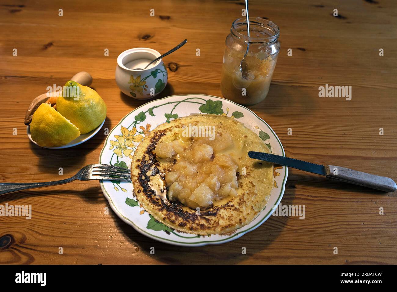 Pfannkuchen mit Apfelsoße und Zitrone auf einem Teller, Bayern, Deutschland Stockfoto