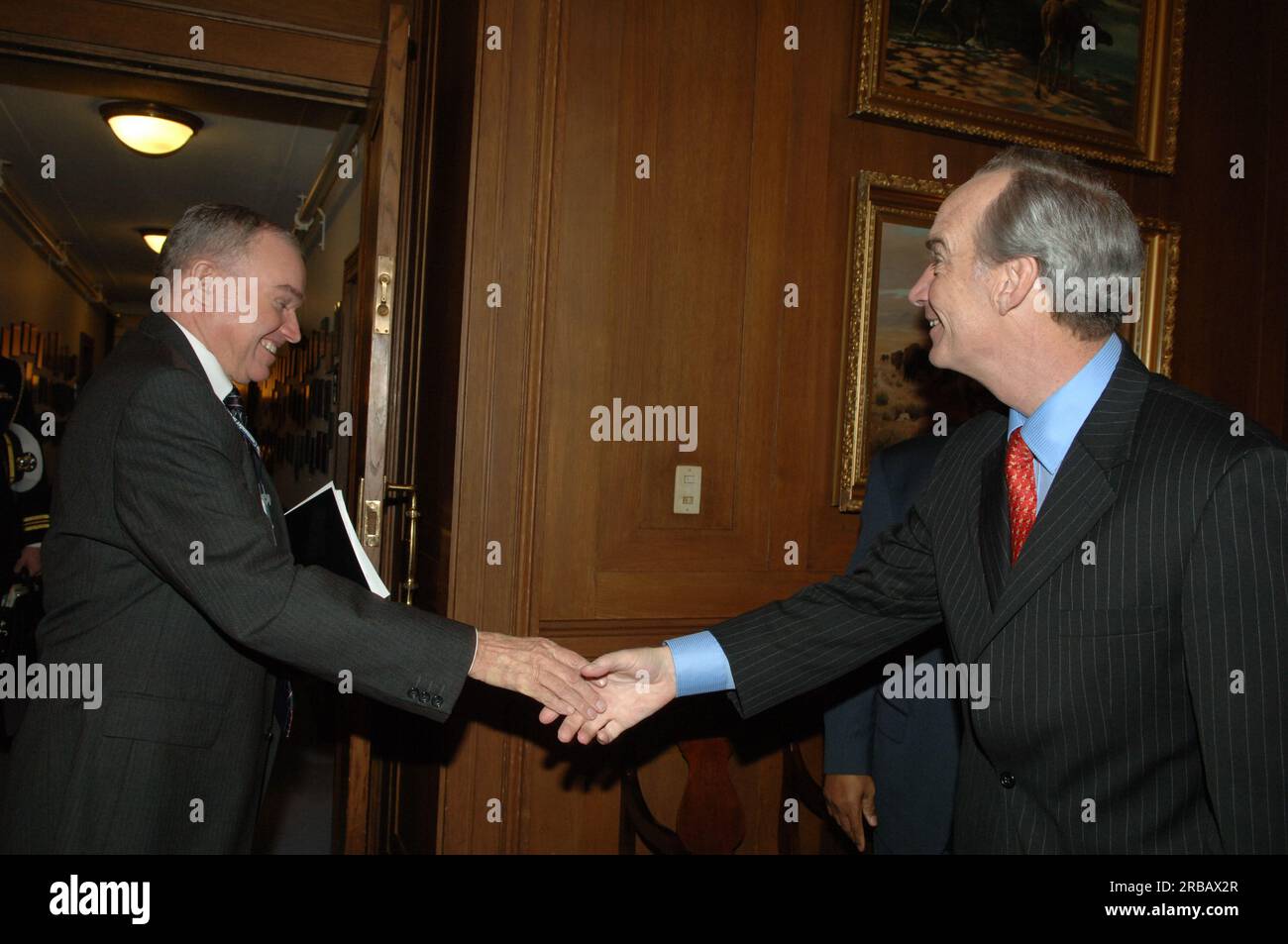 Treffen von Minister Dirk Kempthorne im Innenraum mit der Delegation des Verteidigungsministeriums, einschließlich des stellvertretenden Sekretärs der Marine für Anlagen und Umwelt, S.J. Penn und der Exekutivdirektor des Joint Guam Program Office, pensionierten Major General David Bice Stockfoto