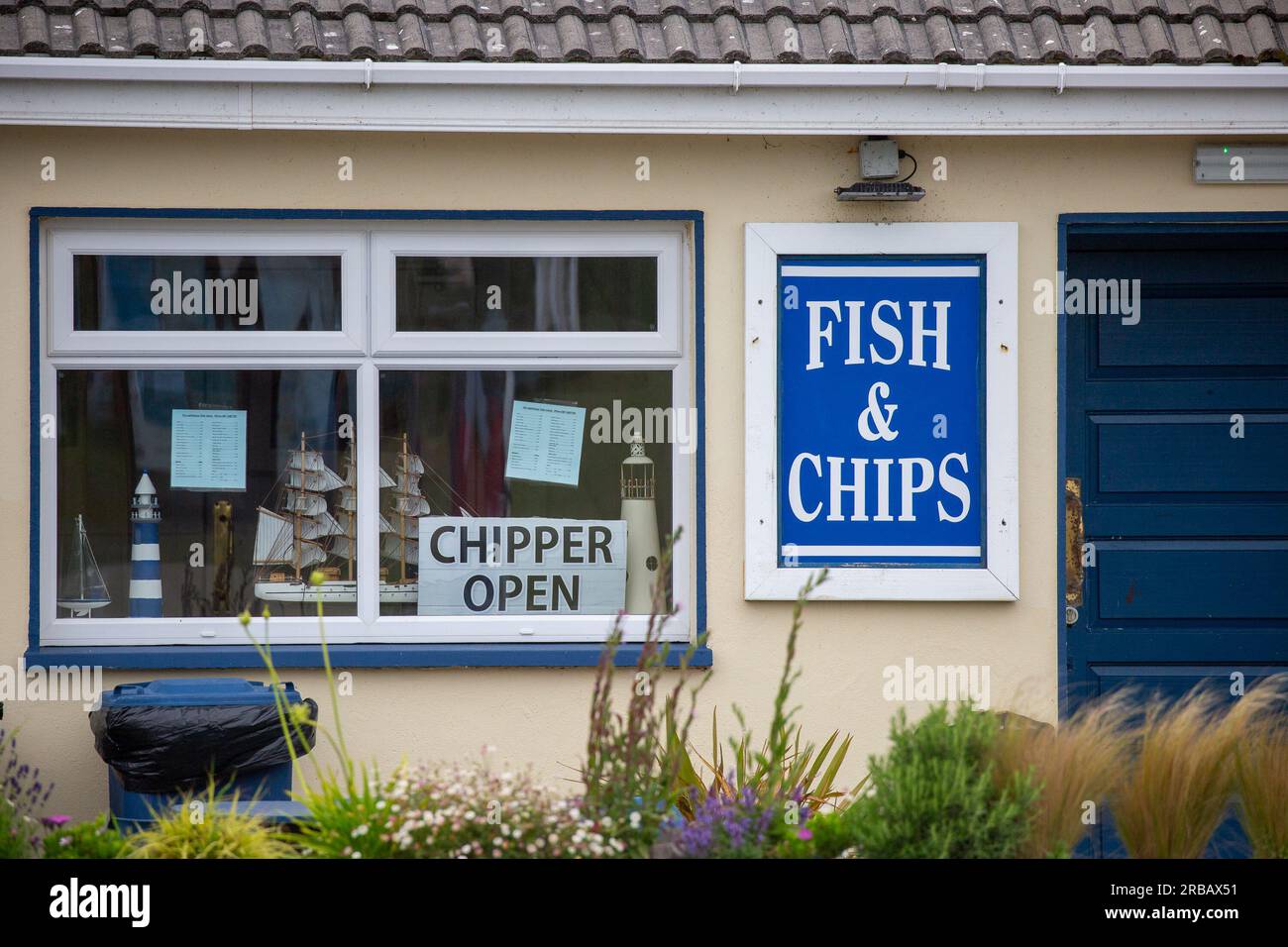 Wexford, Irland - Juni 24. 2023: Fassade von Fish and Chip Shop mit Schildern im Fenster Stockfoto
