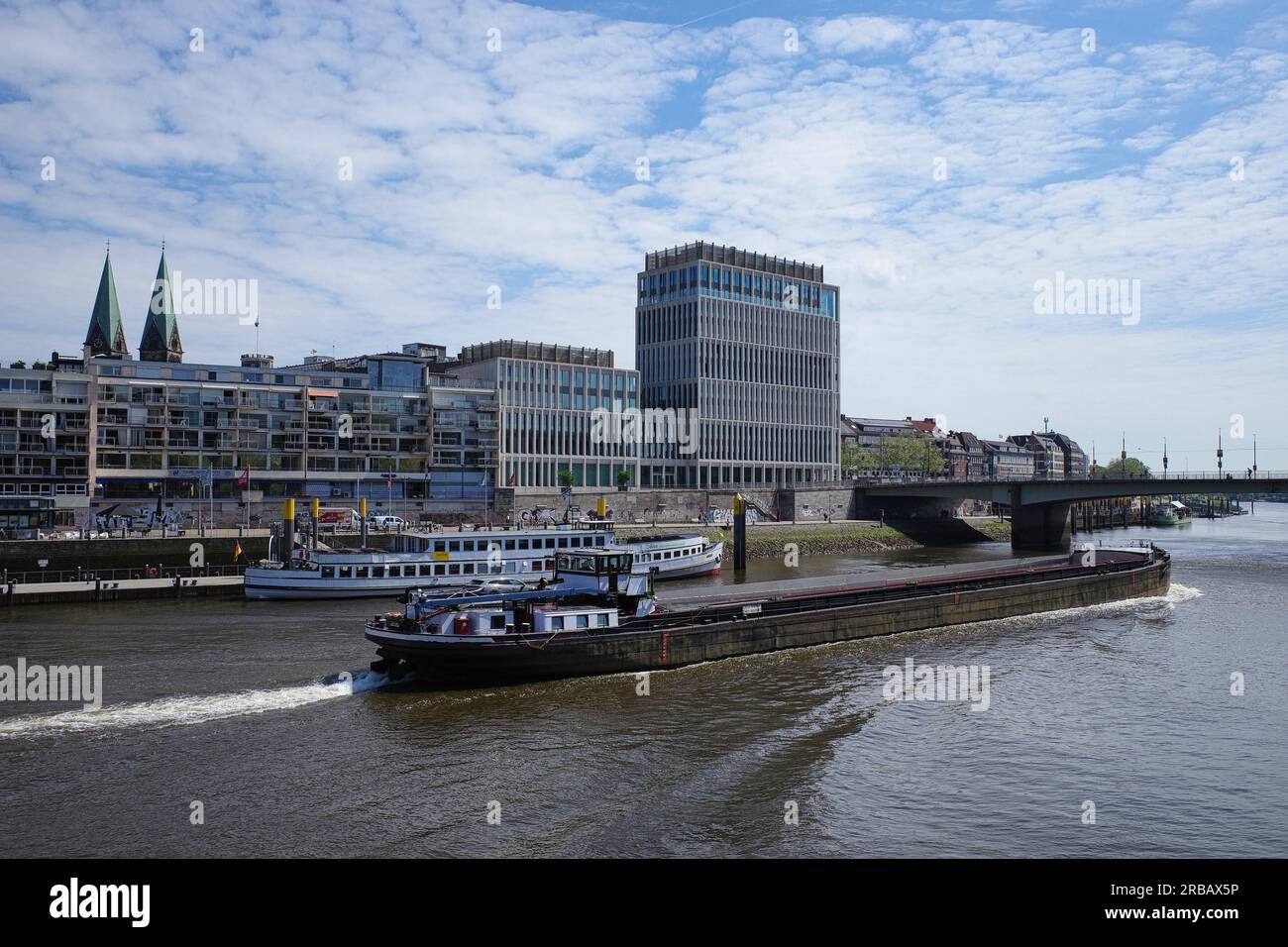 Blick auf die Weser mit Frachtschiff, Weser, Hansestadt, Bremen, Deutschland Stockfoto