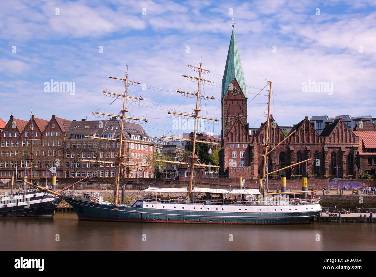 St. Martins Kirche, Segelschiff Alexander von Humboldt davor, Weser, Long Exposure, Hansestadt, Bremen, Deutschland Stockfoto