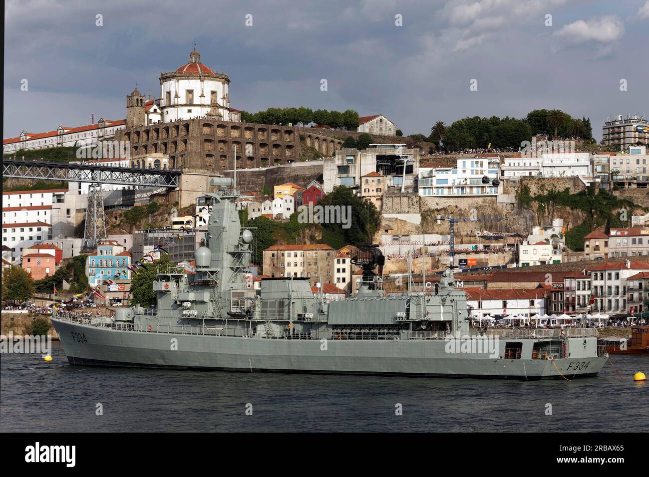 Fregatte NRP D. Francisco de Almeida, portugiesisches Kriegsschiff der Marine, im Douro-Fluss vor Vila Nova de Gaia, Porto, Portugal Stockfoto