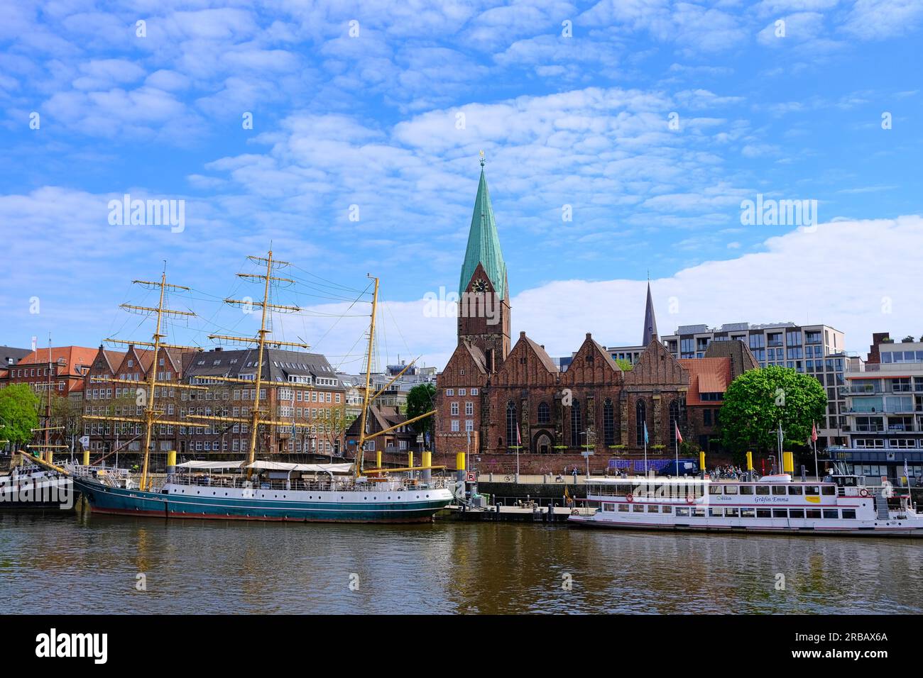 St. Martinskirche, Segelschiff Alexander von Humboldt davor, Weser, Hansestadt, Bremen, Deutschland Stockfoto