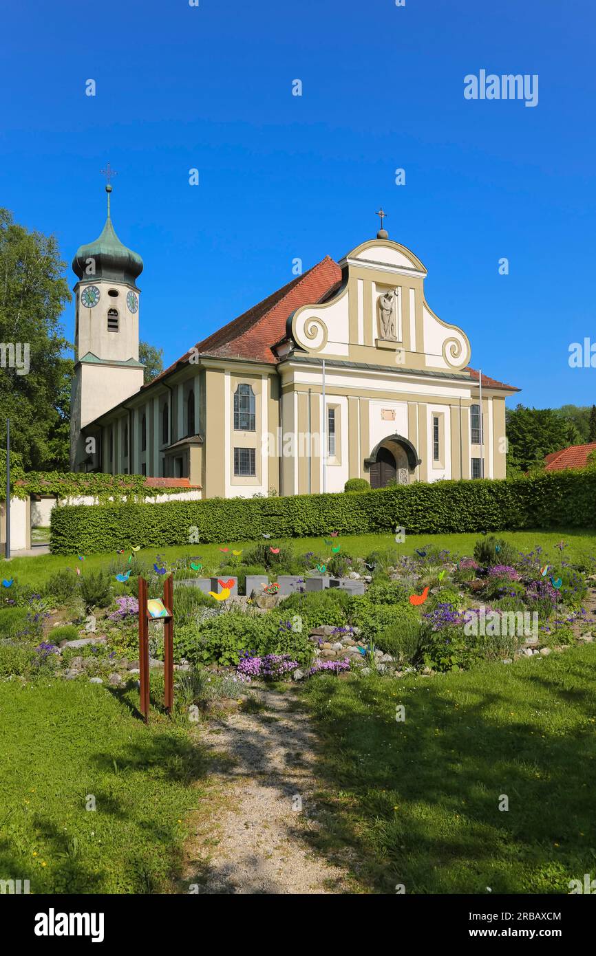 St. John Baptist Catholic Parish Church, Kirchturm, Uhr, heiliges Gebäude, Gotteshaus, Christliche Architektur, Garten, Park Stockfoto