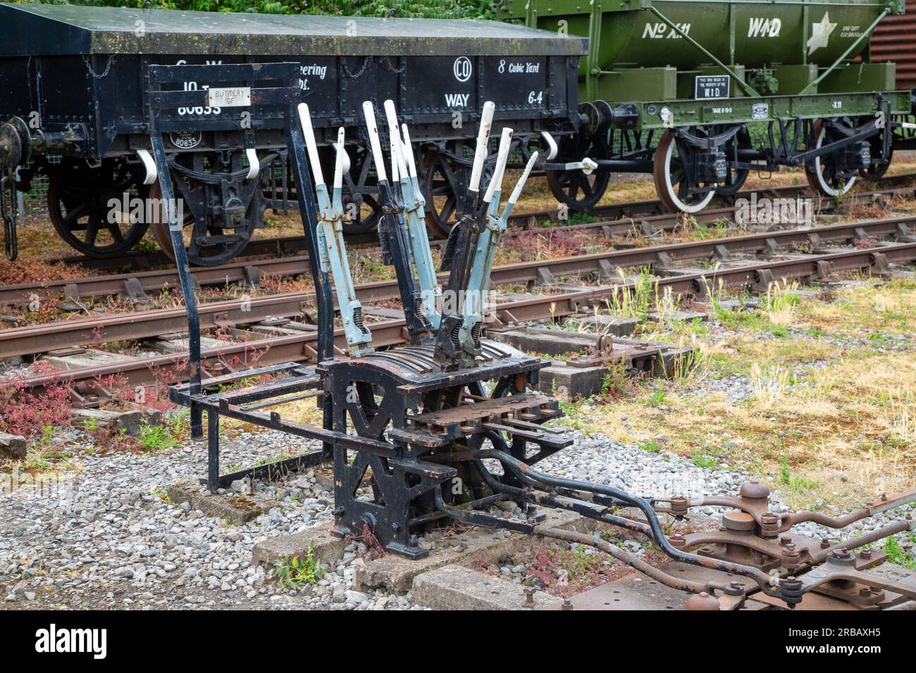 Bristol, England - Juni 16. 2023: Manuelle Signalhebel von alten Eisenbahnwaggons an den Bristol Docks Stockfoto