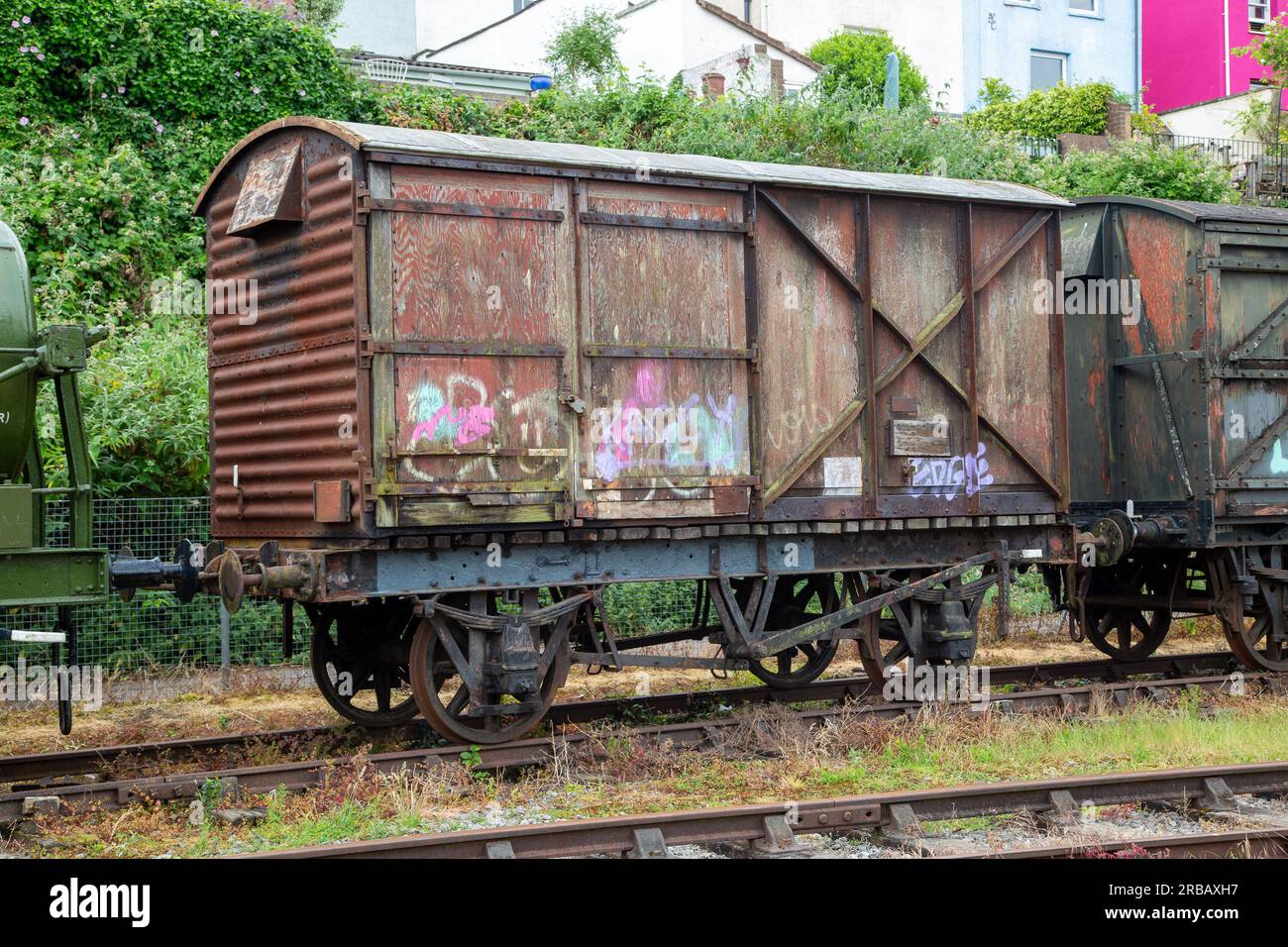 Bristol, England - Juni 16. 2023: Alte Eisenbahnwaggons an den Bristol Docks Stockfoto