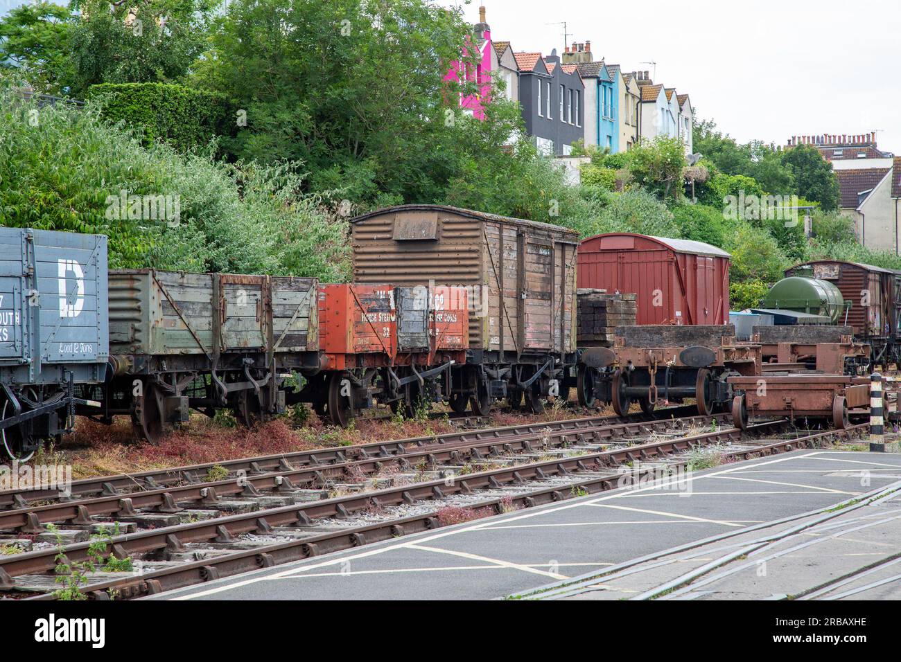 Bristol, England - Juni 16. 2023: Alte Eisenbahnwaggons an den Bristol Docks Stockfoto