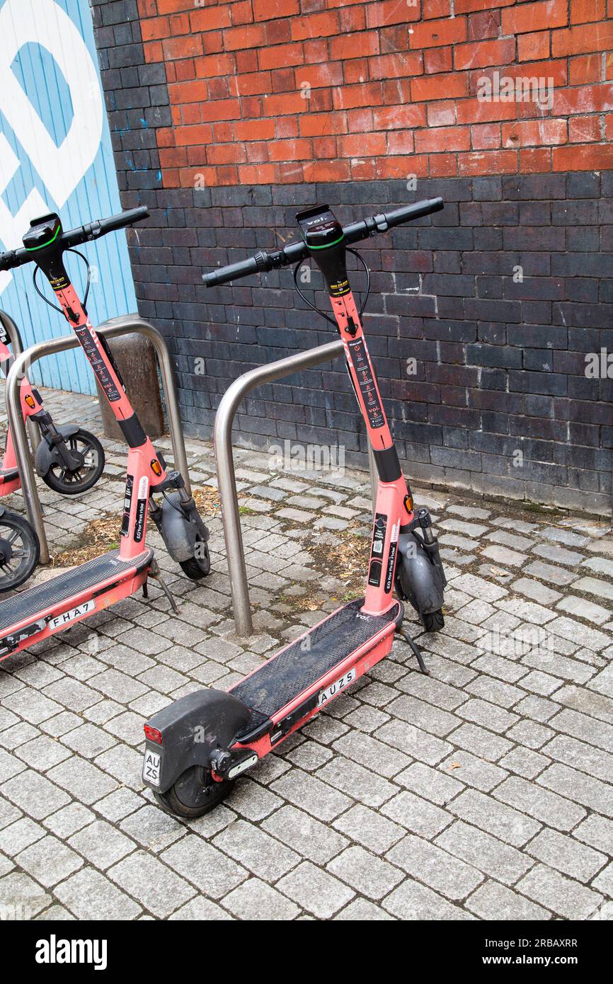 Bristol, England - Juni 16. 2023: VOI e-Scooter-Verleih in der Stadt Stockfoto