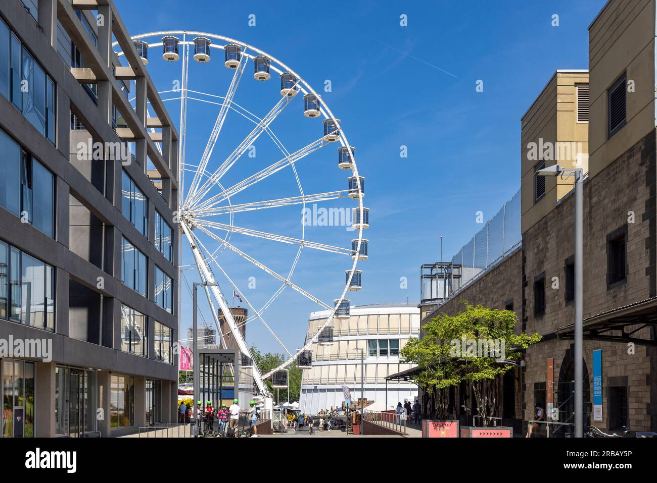 Urbane Landschaft an einem hellen Sommertag in Köln Stockfoto
