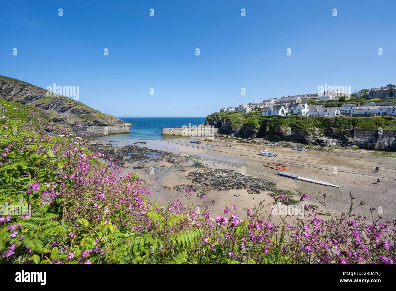 Die Hellbahn vom Fischereihafen und der Hafeneingang in Port Isaac, North Cornwall, England, Vereinigtes Königreich Stockfoto