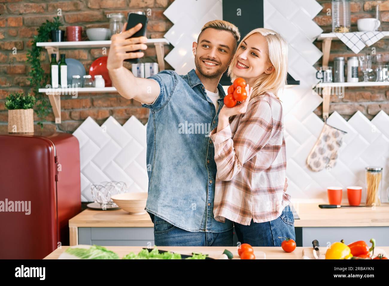 Junge glückliche Paar Selfie in ihrer Küche zu Hause Stockfoto