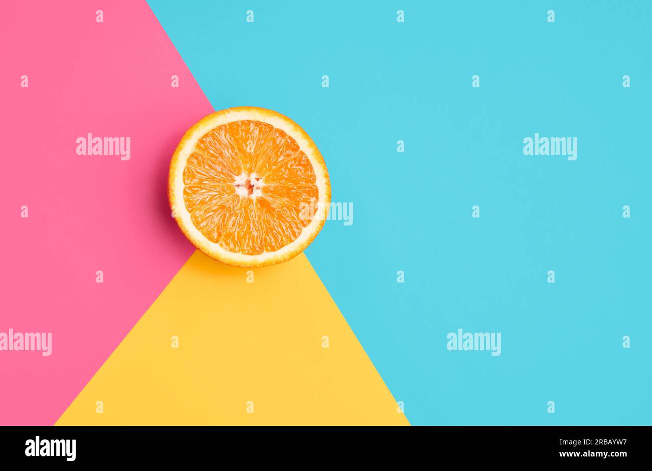 Orange auf abstrakter Geometrie farbige Papier Textur Minimalismus Hintergrund mit pastellrosa, blau und gelb Farben Stockfoto