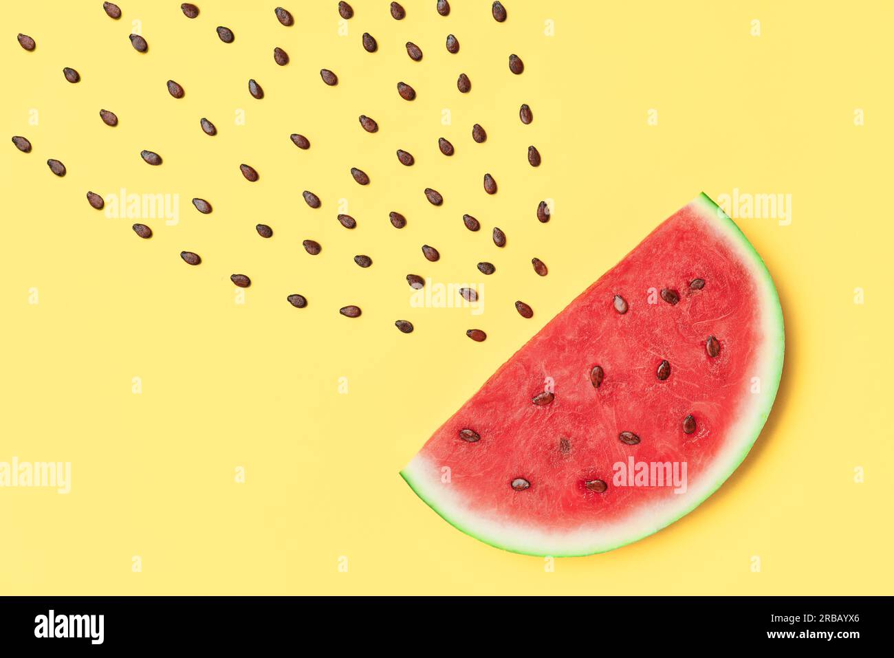 Wassermelonenscheibe mit Samen auf gelbem Hintergrund. Kreatives Layout. Food Art. Flat Lay Stockfoto