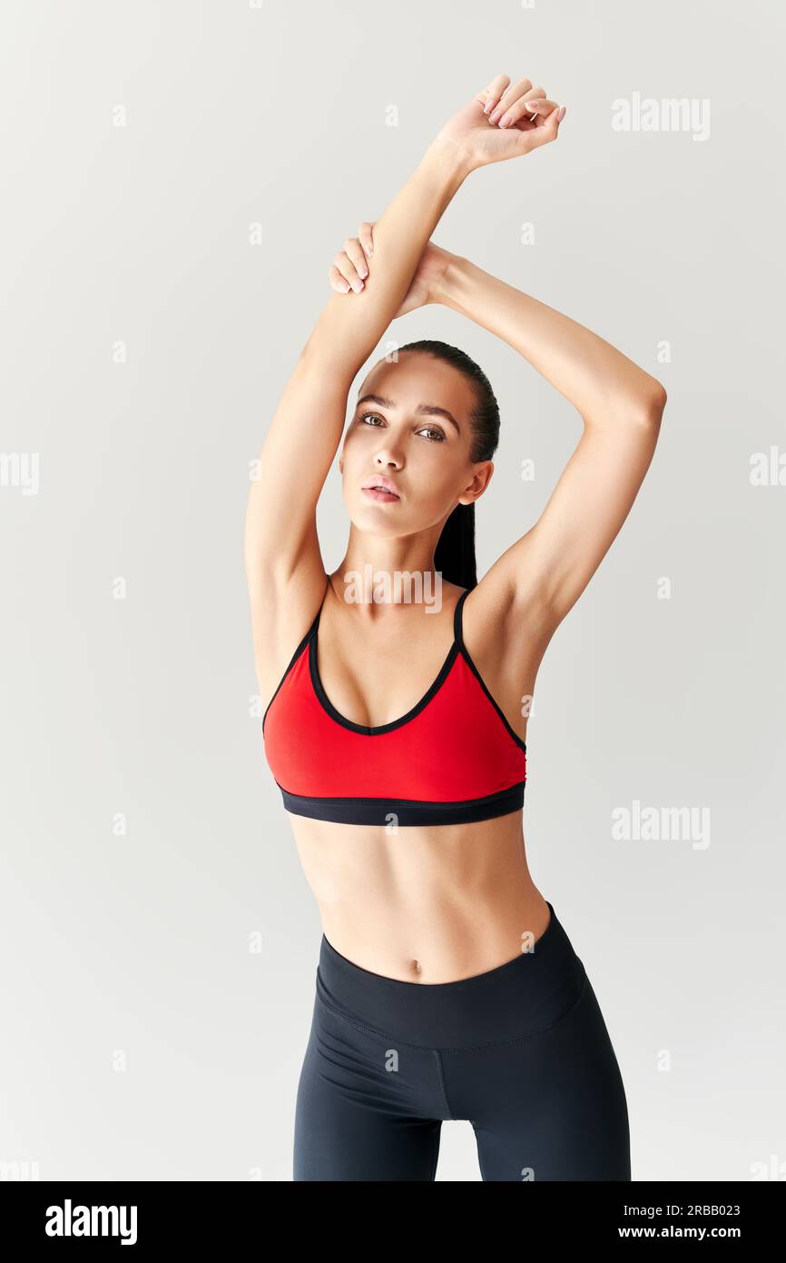 Junge sportliche weibliche Workout vor Fitness-Training Aufwärmen Und streckte ihre Arme über weißen Hintergrund Stockfoto