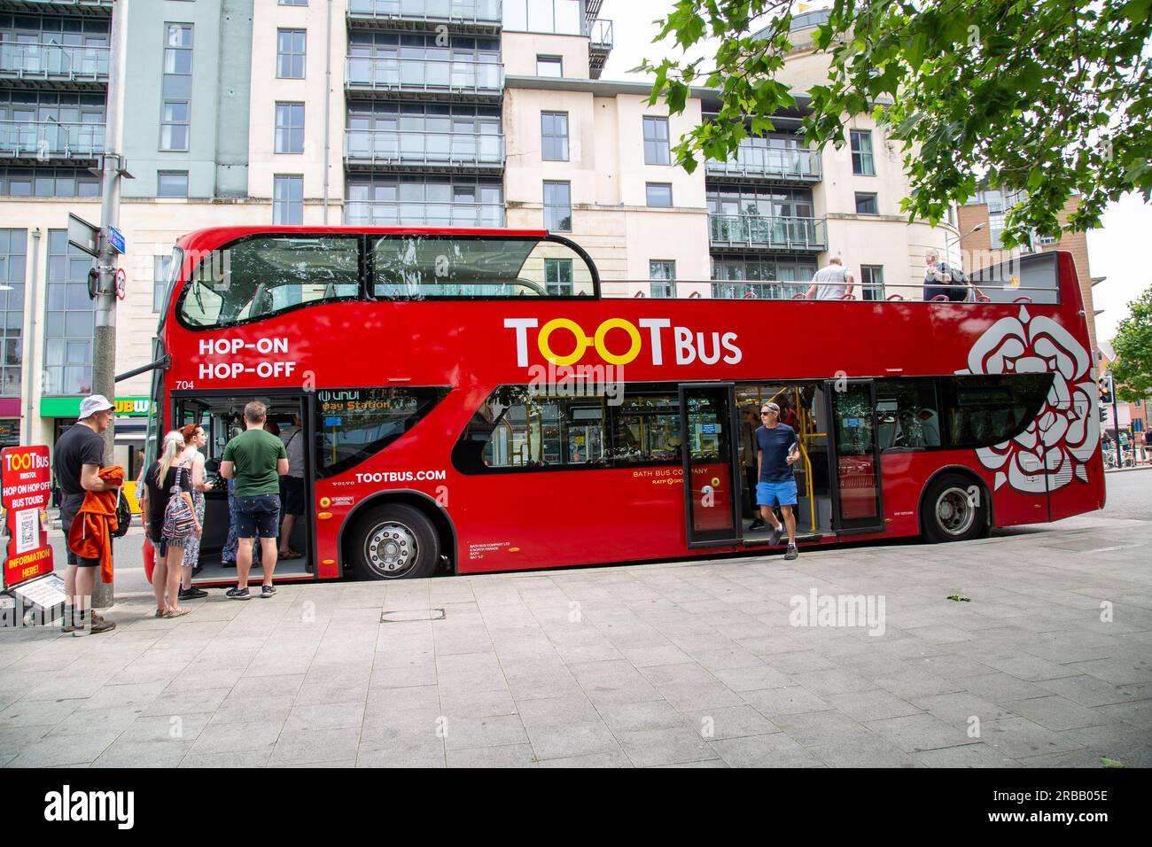 Bristol, England - 16. 2023. Juni: Hop-on-Hop-off-Busrundfahrt für Touristen Stockfoto