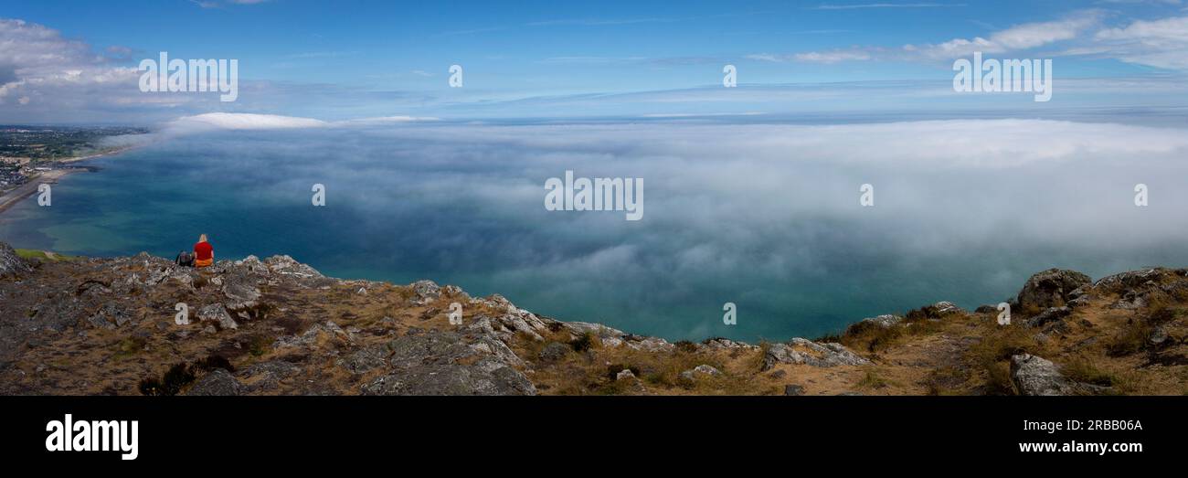 Blick vom Gipfel des Bray Head mit Meeresnebel über die Küste Stockfoto