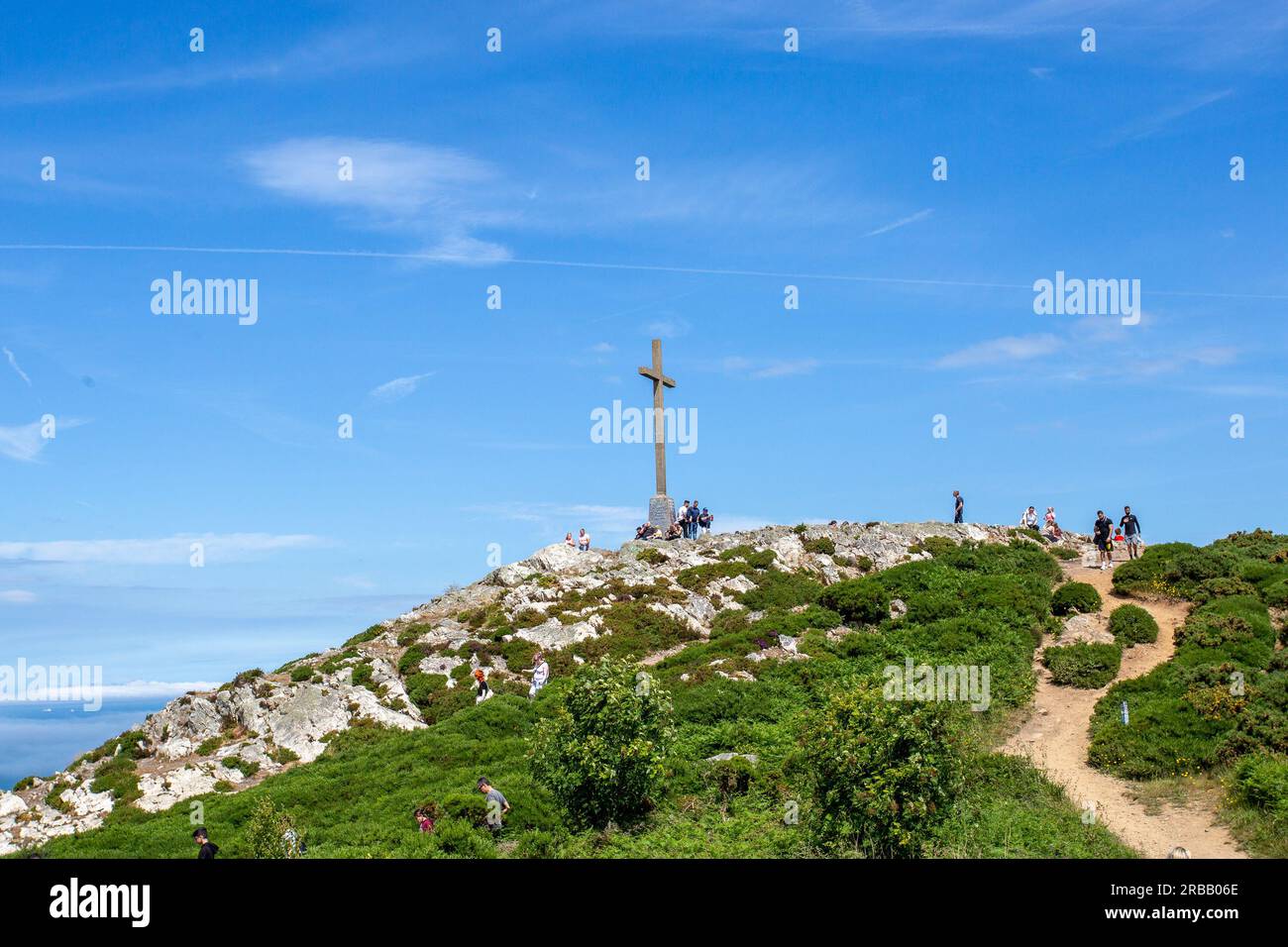 Bray, County Wicklow, Irland - 11. Juni 2023: Blick auf Bray Head Cross mit Touristen auf dem Gipfel an einem sonnigen Tag Stockfoto