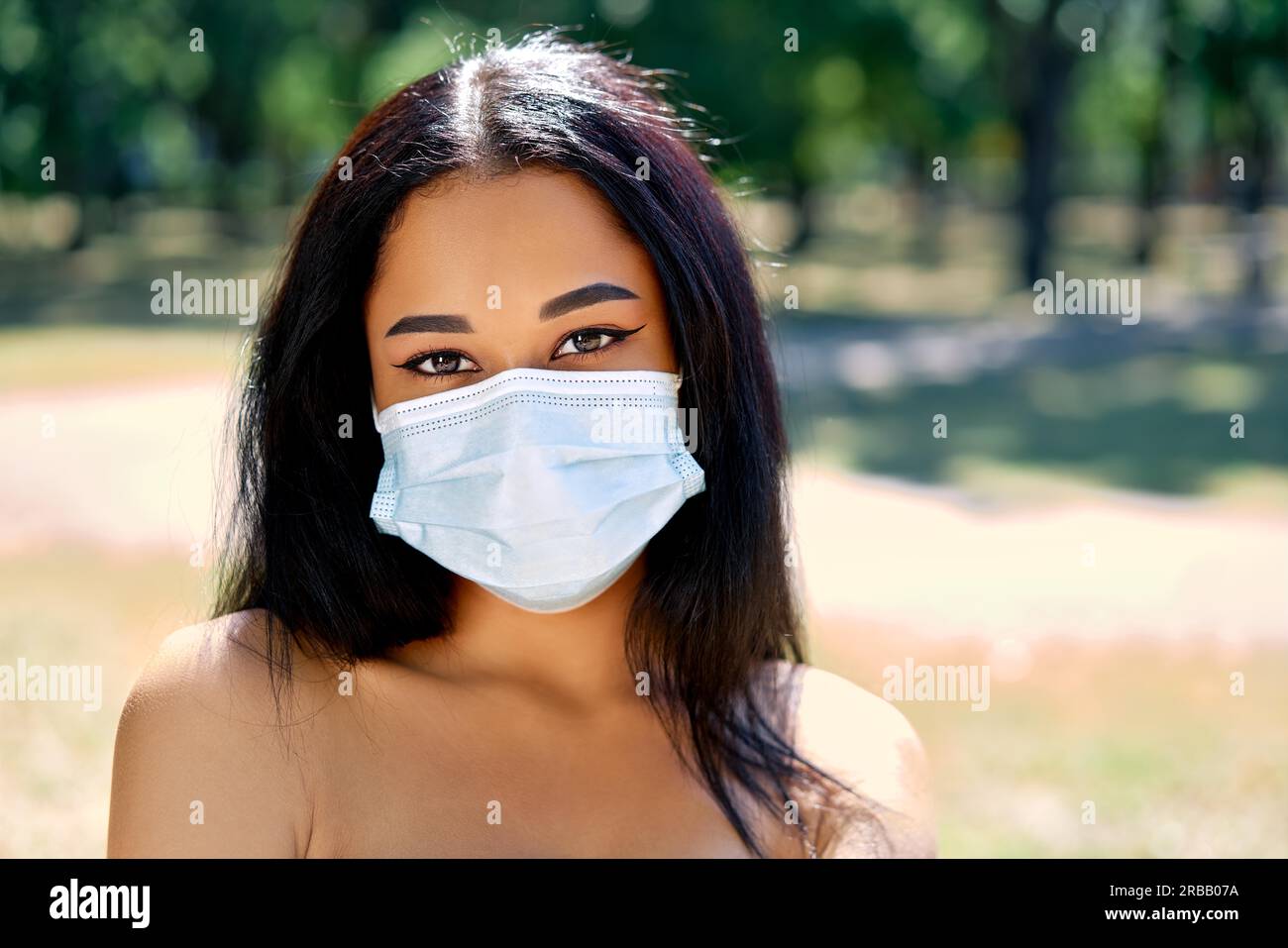 Nahaufnahme Porträt der afroamerikanischen Frau in Virenschutz Gesichtsmaske. Coronavirus COVID-19 Pandemie-Krankheit, Gesundheitskonzept Stockfoto
