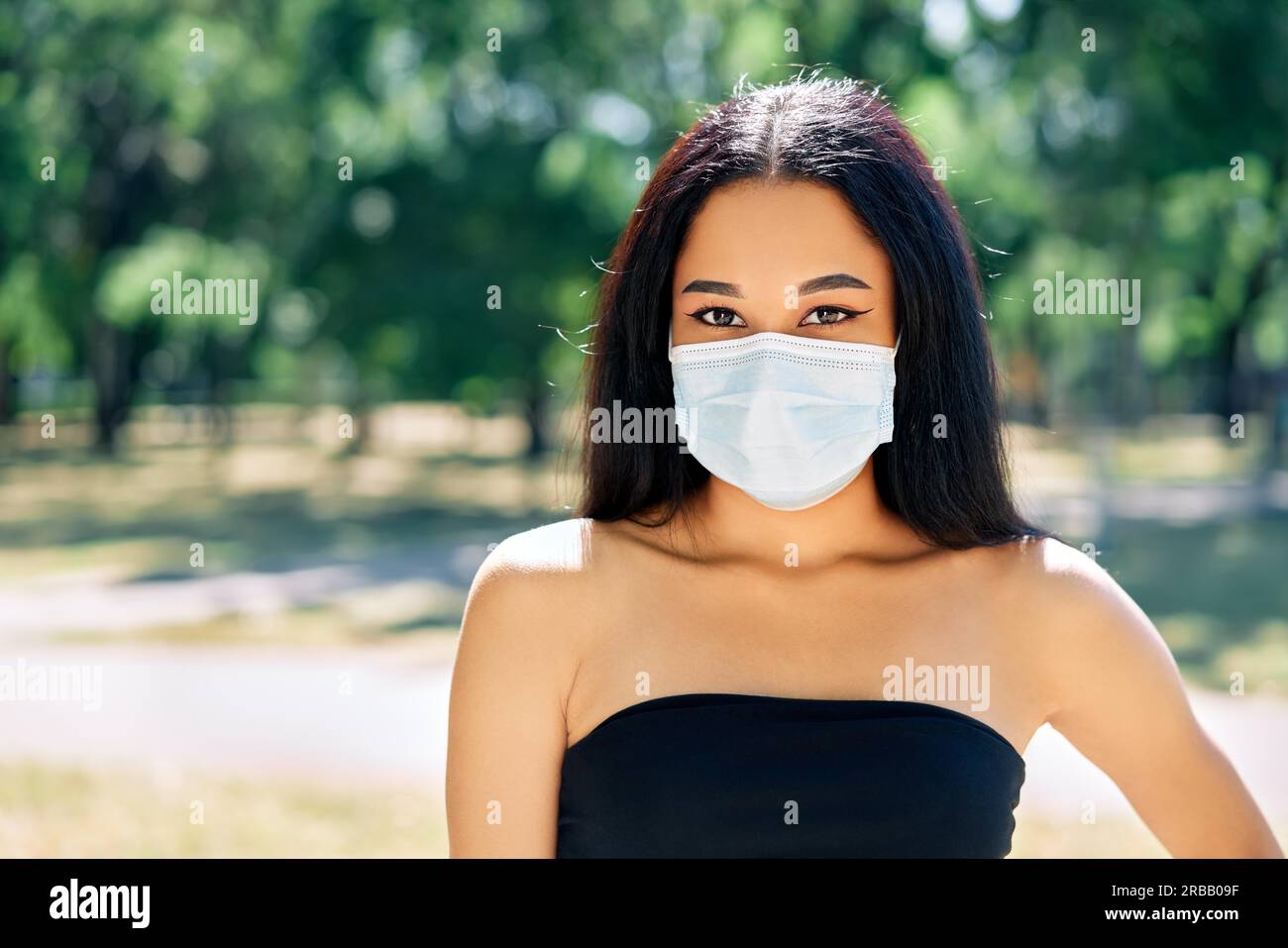 Nahaufnahme Porträt der afroamerikanischen Frau in Virenschutz Gesichtsmaske. Coronavirus COVID-19 Pandemie-Krankheit, Gesundheitskonzept Stockfoto