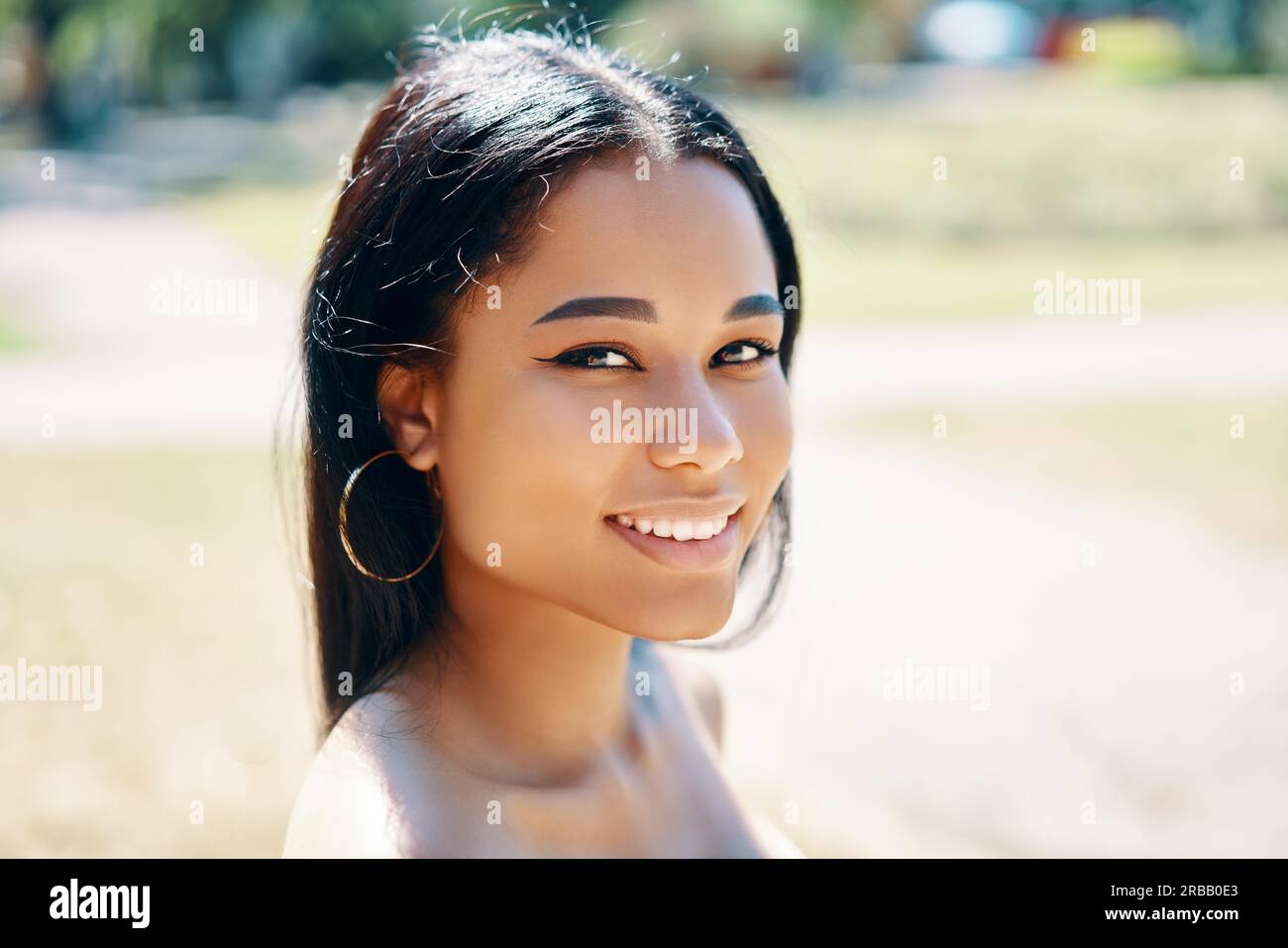 Porträt einer schönen jungen afroamerikanischen Frau lächelnd im freien hautnah Stockfoto