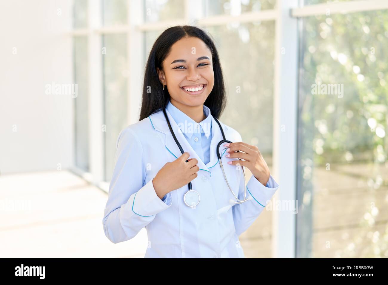 Glücklich lächelnd afroamerikanische Ärztin Porträt im Krankenhaus. Medizin, Beruf und Gesundheitswesen Konzept Stockfoto