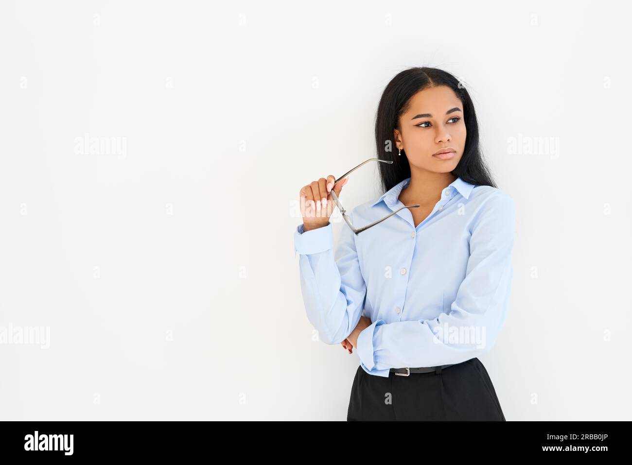 Nachdenkliche afroamerikanische Geschäftsfrau posiert auf weißem Hintergrund mit Kopie Platz Stockfoto