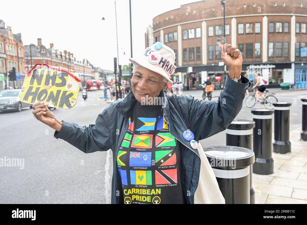 Windrush Square, London, Großbritannien. 8. Juli 2023. NHS wird von Einwanderern aus der Karibik, Westindien, Pakistiani, Malaysisch und Irland gebaut. Während der Verabschiedung der konservativen Regierung litten NHS-Mitarbeiter unter einem niedrigen Gehalt für NHS-Mitarbeiter, Kürzungen bei der NHS-Finanzierung und Personalmangel, was zur NHS-Krise führte. Heute feiern wir 75 Jahre NHS, Rally for Windrush Generation und die Gründung des NHS, der NHS muss und wird für alle frei bleiben, London, Großbritannien. Kredit: Siehe Li/Picture Capital/Alamy Live News Stockfoto