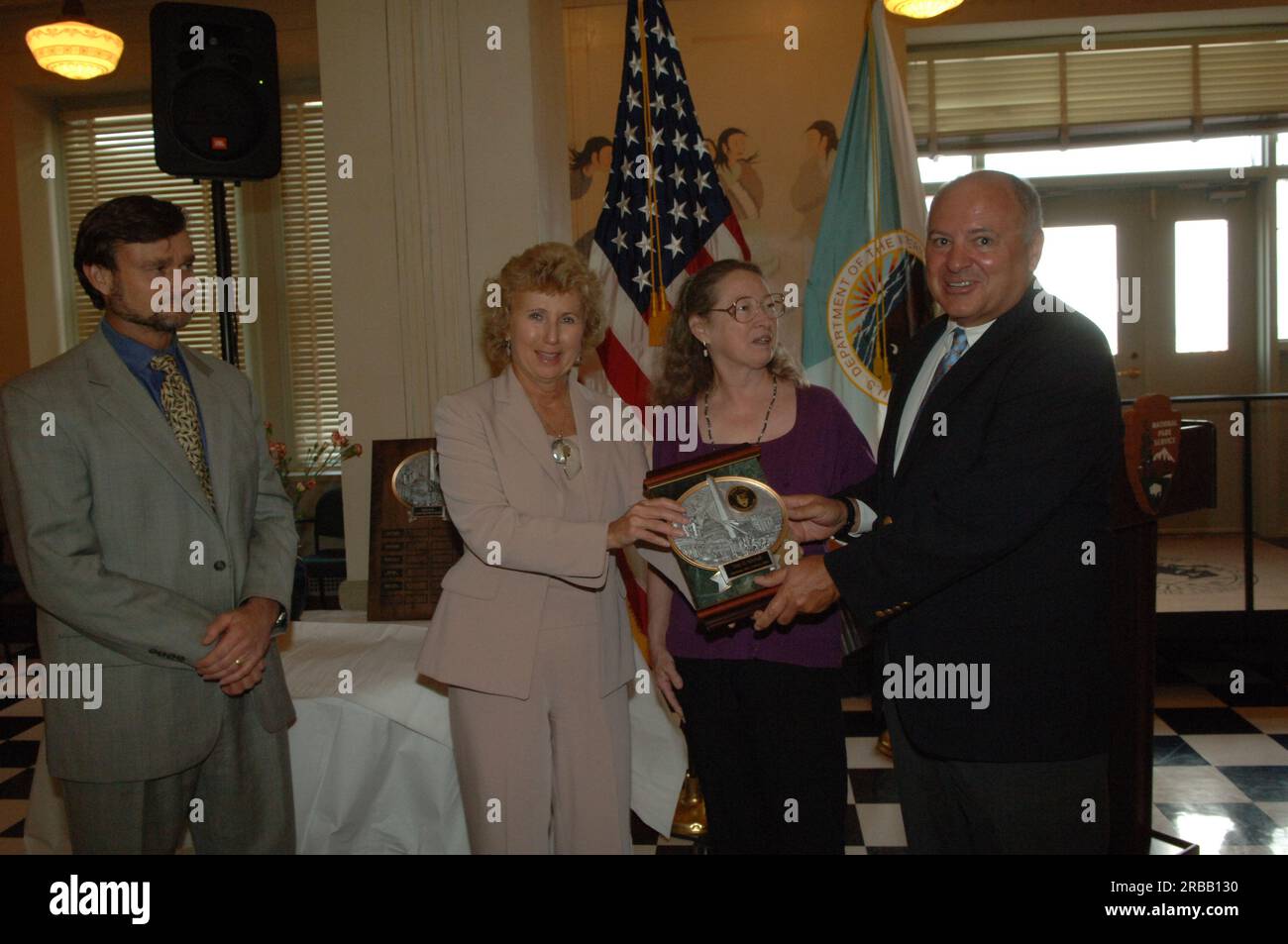 Veranstaltung zu Ehren des National Park Service (NPS) Randy Jones Leadership Fellows mit NPS Director Fran Mainella, Secretary's Chief of Staff Brian Waidmann, anderen leitenden Innenbeamten im Hauptinneren Stockfoto