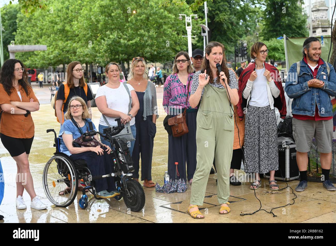 Windrush Square, London, Großbritannien. 8. Juli 2023. Sing Out Streatham London tritt beim NHS auf, das von Einwanderern aus der Karibik, Westindien, Pakistiani, Malaysisch und Iren gebaut wurde. Während der Verabschiedung der konservativen Regierung litten NHS-Mitarbeiter unter einem niedrigen Gehalt für NHS-Mitarbeiter, Kürzungen bei der NHS-Finanzierung und Personalmangel, was zur NHS-Krise führte. Heute feiern wir 75 Jahre NHS, Rally for Windrush Generation und die Gründung des NHS, der NHS muss und wird für alle frei bleiben, London, Großbritannien. Kredit: Siehe Li/Picture Capital/Alamy Live News Stockfoto