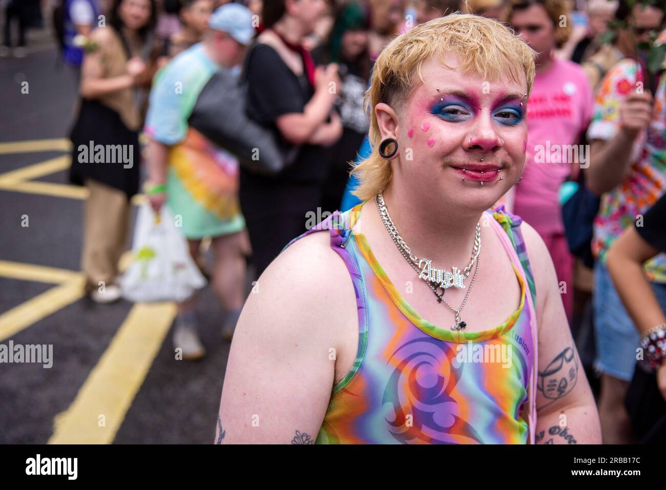 London, Großbritannien. 08. Juli 2023. Während des Londoner Trans-Pride-Protestes posiert ein Demonstrante. Der marsch findet vor dem Hintergrund wachsender Feindseligkeit gegen die Transen statt. Kredit: SOPA Images Limited/Alamy Live News Stockfoto