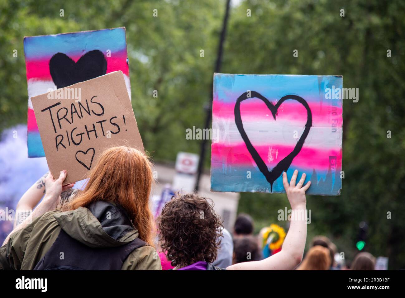 London, Großbritannien. 08. Juli 2023. Demonstranten halten während des Londoner Trans-Pride-Protests Plakate. Der marsch findet vor dem Hintergrund wachsender Feindseligkeit gegen die Transen statt. Kredit: SOPA Images Limited/Alamy Live News Stockfoto