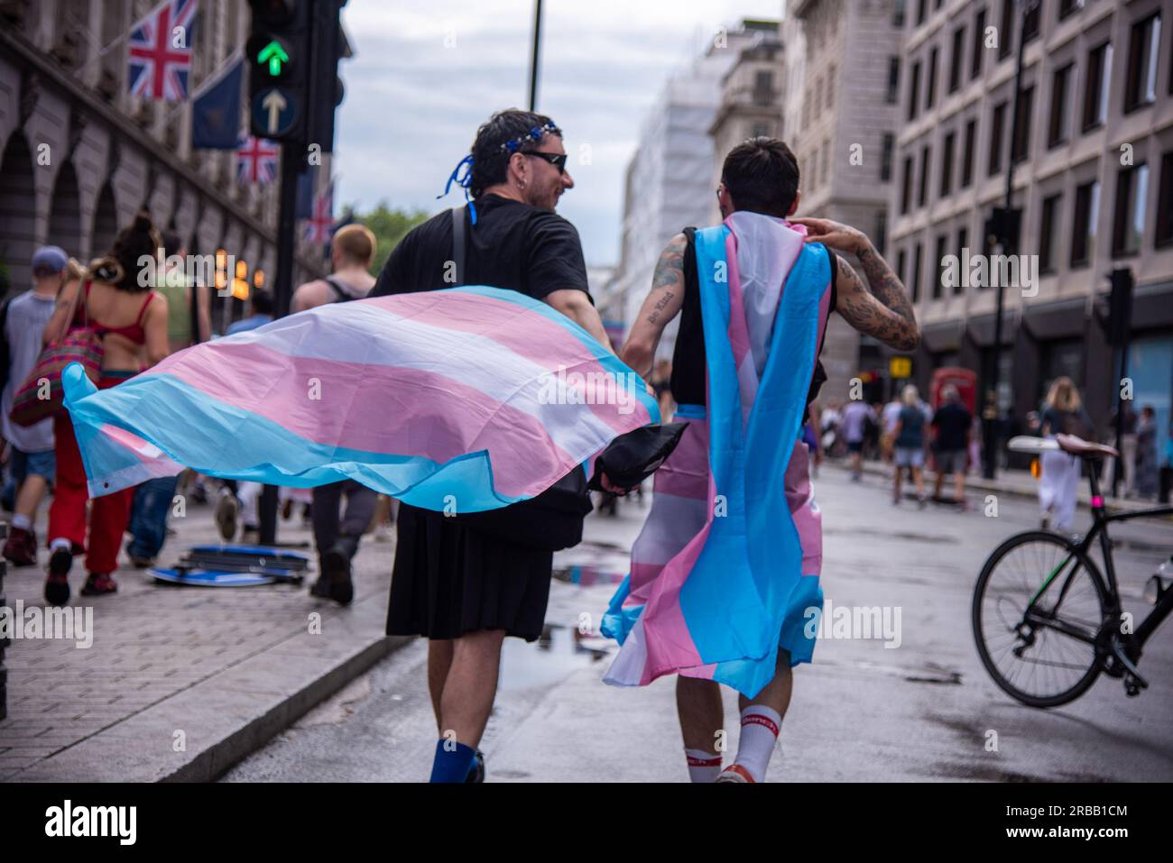 London, Großbritannien. 08. Juli 2023. Demonstranten werden während des Londoner Trans-Pride-Protests mit Flaggen geschmückt. Der marsch findet vor dem Hintergrund wachsender Feindseligkeit gegen die Transen statt. Kredit: SOPA Images Limited/Alamy Live News Stockfoto