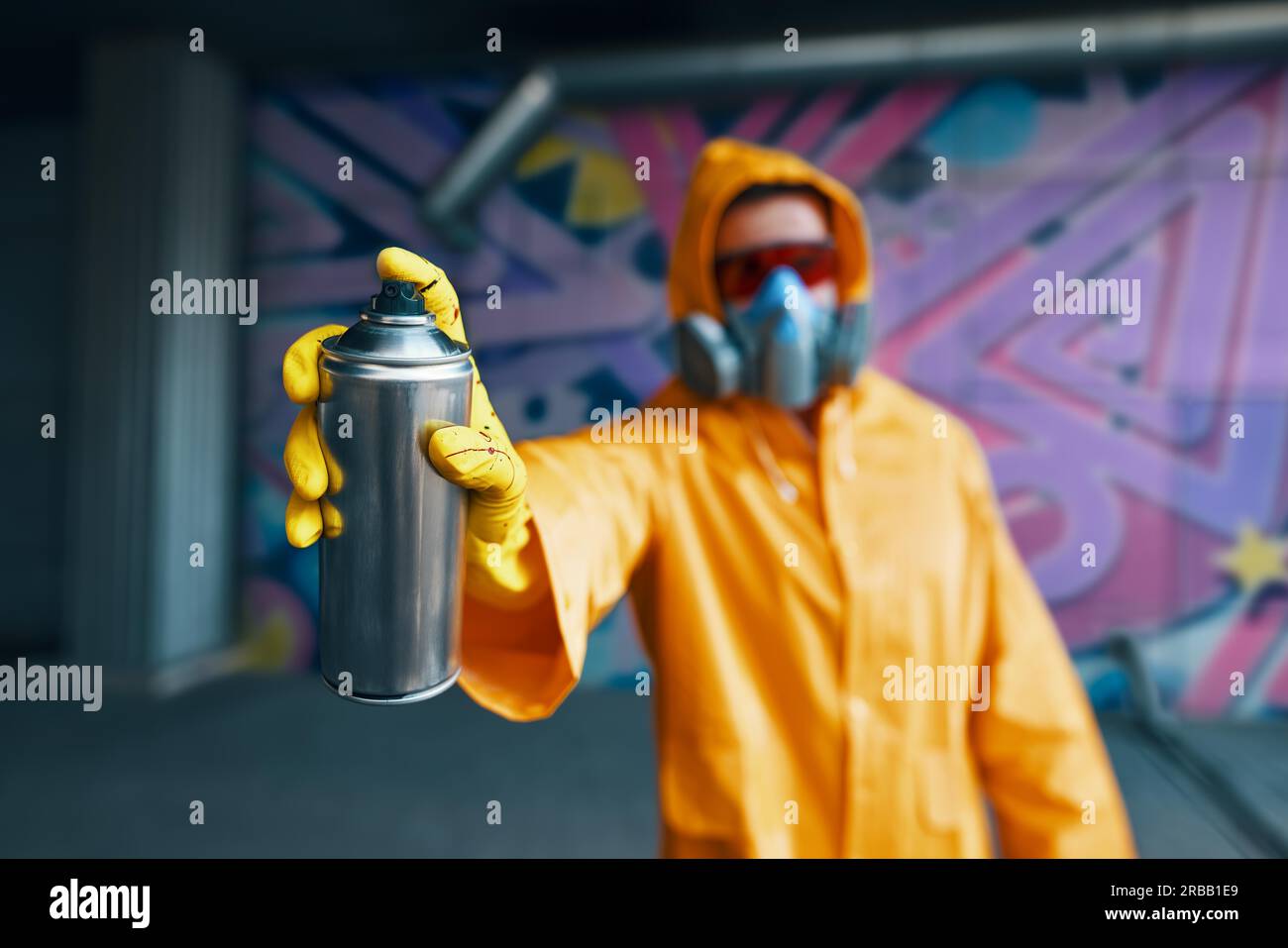 Graffiti-Künstler zeigt Sprühfarbe kann zur Kamera. Urban Street modernes Kunstkonzept Stockfoto