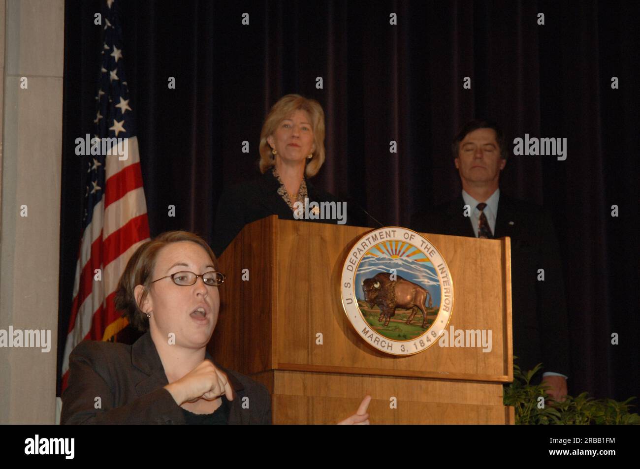 Abschiedsversammlung im Innenministerium für Sekretärin Gale Norton, mit Vorträgen von leitenden Beamten des Innenministeriums und der Enthüllung des offiziellen gemalten Porträts von Norton Stockfoto
