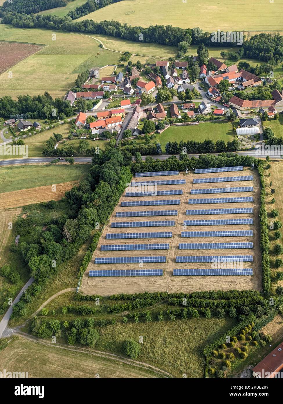 Modernes Solarkraftwerk, Photovoltaik-Panels, Stromerzeugung grüner Energie, neues Kraftwerk, europäische Energiekrise 2022, grüner Deal, Tschechische republik Stockfoto