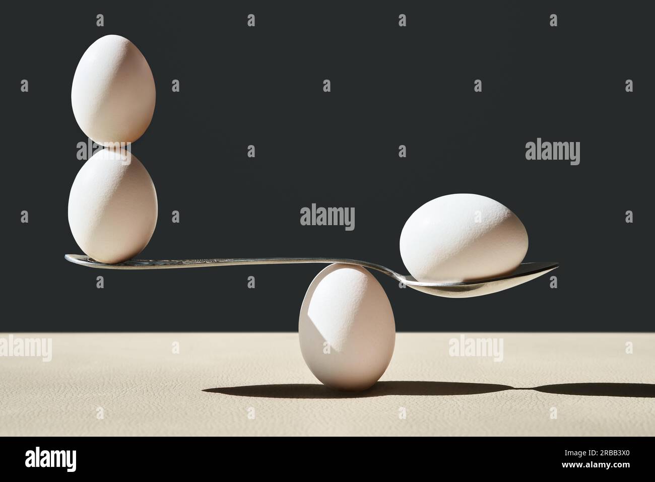 Harmonie und Balance Konzept. Ausgewogene Eier auf Löffel auf weißem schwarzen Hintergrund. zen-Idee Stockfoto