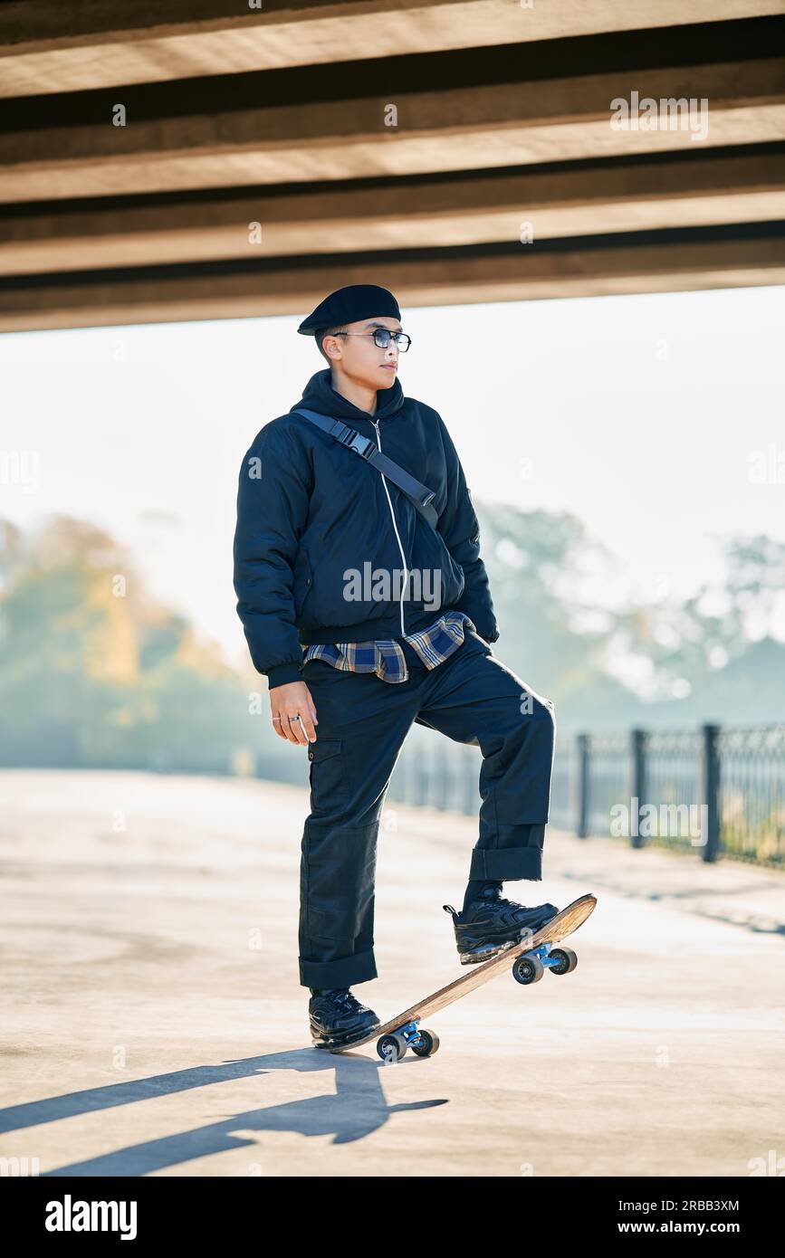 Skateboarder macht einen Trick auf der Straße städtischen Hintergrund. Extremsportkonzept Stockfoto