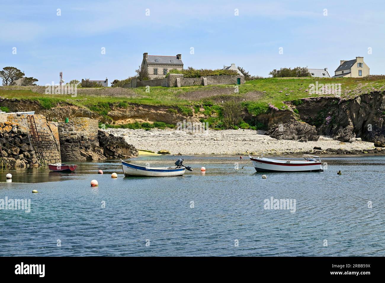 Boote an der Kaimauer, Lampaul, Ouessant Island, Finistere, Bretagne, Frankreich, Haus, Wand, Gras, grün Stockfoto
