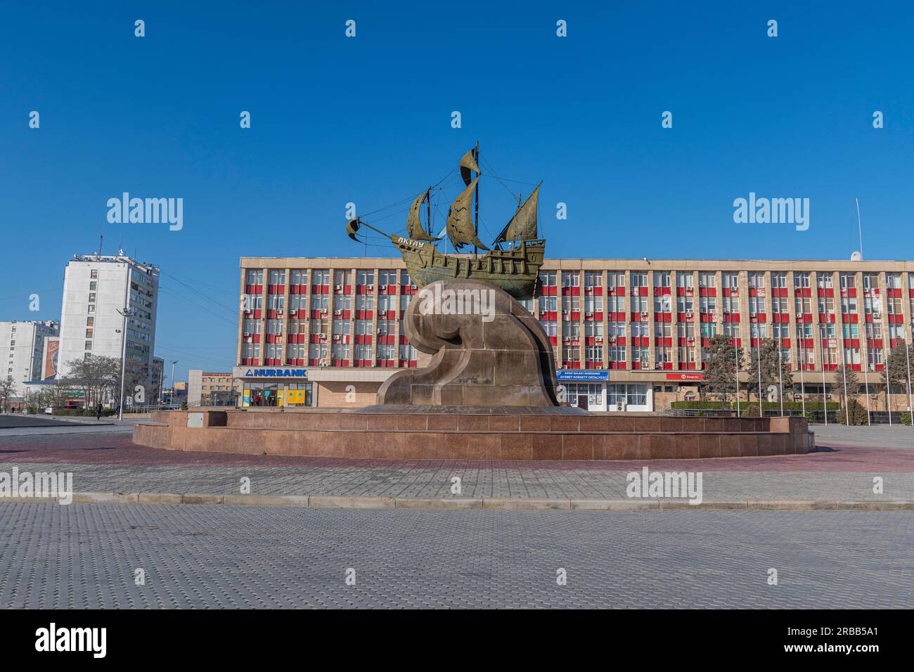 Skulpturen-Segelschiff auf dem Astana-Platz, Aktau, Kaspisches Meer, Kasachstan Stockfoto