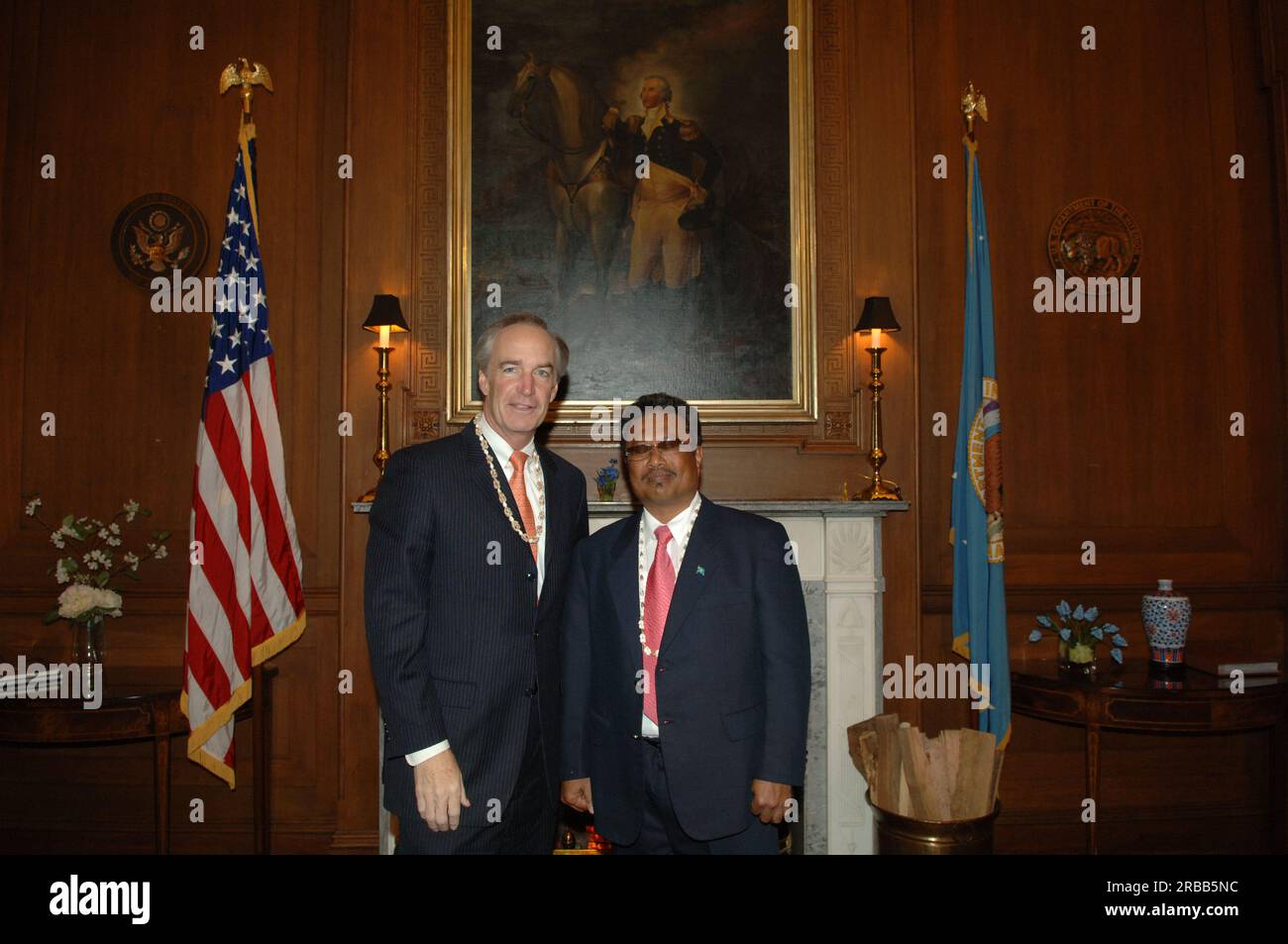 Treffen von Staatssekretär Dirk Kempthorne im Hauptinneren mit einer Regierungsdelegation der Republik Palau unter Leitung von Palau-Präsident Tommy Remengesau. Sekretär Kempthorne und Präsident Remengesau erörterten unter anderem die Möglichkeit, auf der Insel Peleliu in Palau ein nationales Kulturerbe zu errichten, sowie die bevorstehende Überprüfung des Palau-U.S. Kompakt der freien Assoziation. Stockfoto