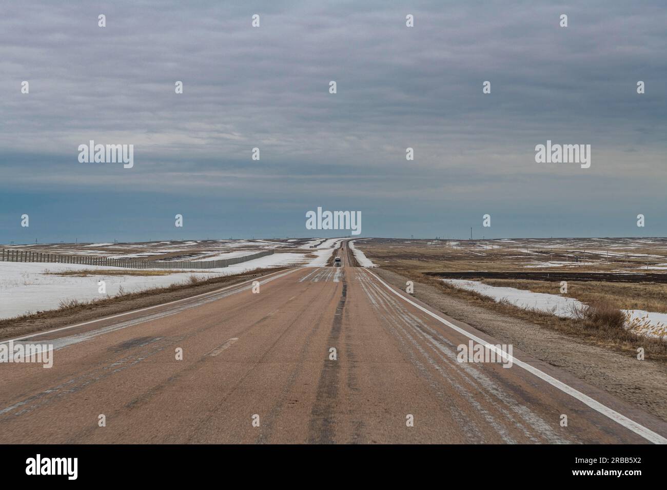 Lange, gerade Straße, südlich von Kostanay, Nordkasachstan Stockfoto