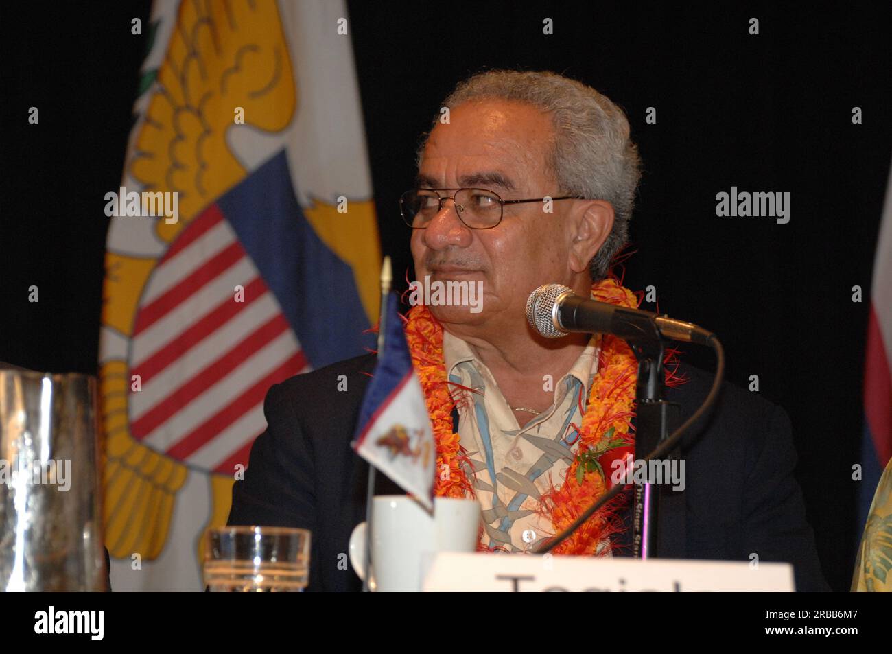 Inselgebiete Gesundheitsgipfel („die Zukunft der Gesundheitsversorgung in den Insellandschaften: A Leaders Summit“) im Marriott Hotel in Honolulu, Hawaii, wo Innenminister Dirk Kempthorne zusammen mit hochrangigen Bundesgesundheitsbeamten und Führungskräften der US-Territorien und frei assoziierten Staaten Strategien und Initiativen zur Förderung der Gesundheitsversorgung in diesen Kommunen erörterte. Unter Bundesbeamten und Inselführern, die mit Sekretär Kempthorne zusammenarbeiteten, waren Veterans Affairs Secretary James Peake, Defense UnderSecretary for Personnel and Readiness David S.C. Chu, Health and Human Services Assist Stockfoto