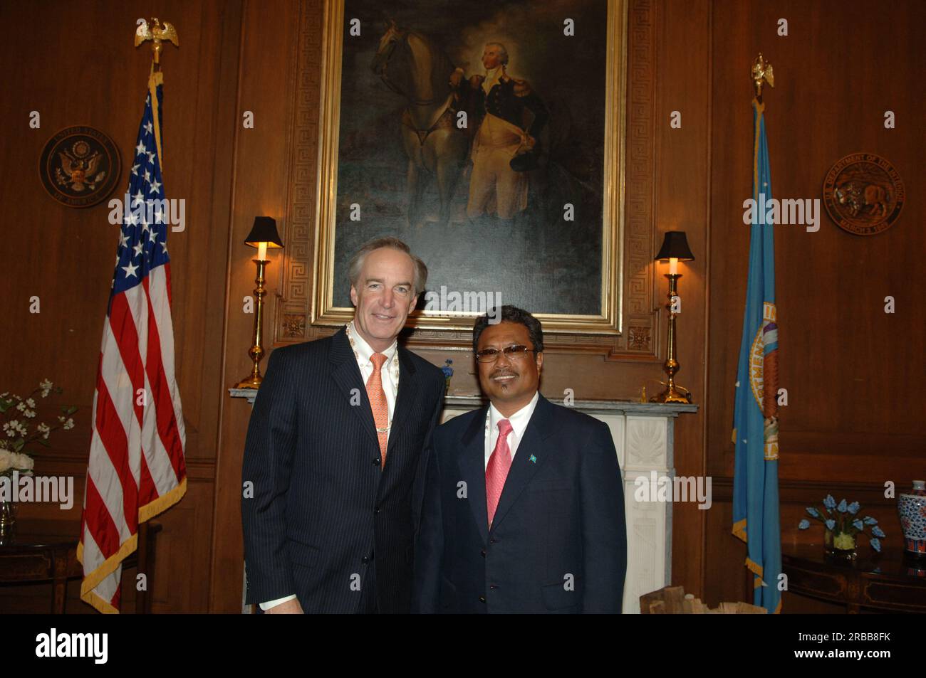 Treffen von Staatssekretär Dirk Kempthorne im Hauptinneren mit einer Regierungsdelegation der Republik Palau unter Leitung von Palau-Präsident Tommy Remengesau. Sekretär Kempthorne und Präsident Remengesau erörterten unter anderem die Möglichkeit, auf der Insel Peleliu in Palau ein nationales Kulturerbe zu errichten, sowie die bevorstehende Überprüfung des Palau-U.S. Kompakt der freien Assoziation. Stockfoto