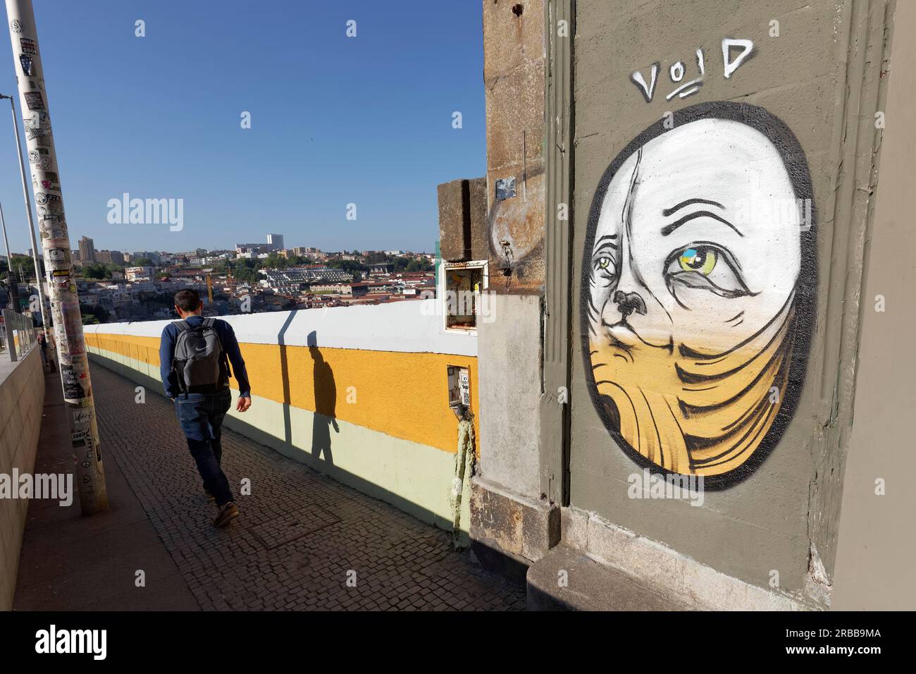 Originalgesicht mit Schnauze und menschlichen Augen auf der Brücke D. Luis I, Graffiti des Straßenkünstlers Gergely Void, Porto, Portugal Stockfoto