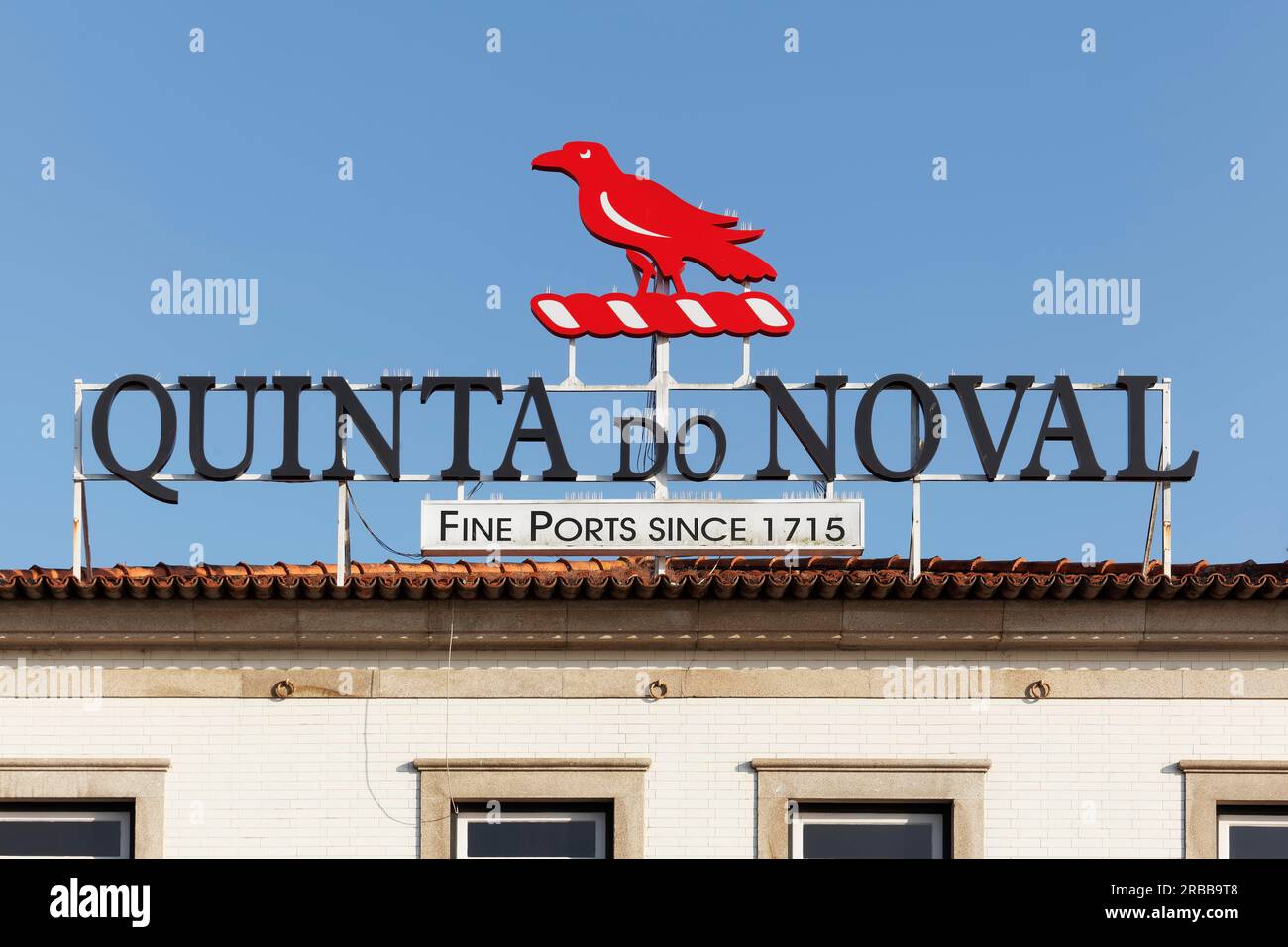 Portwein Quinta do Noval, Logo auf dem Gebäude, Vila Nova de Gaia, Region Porto, Portugal Stockfoto