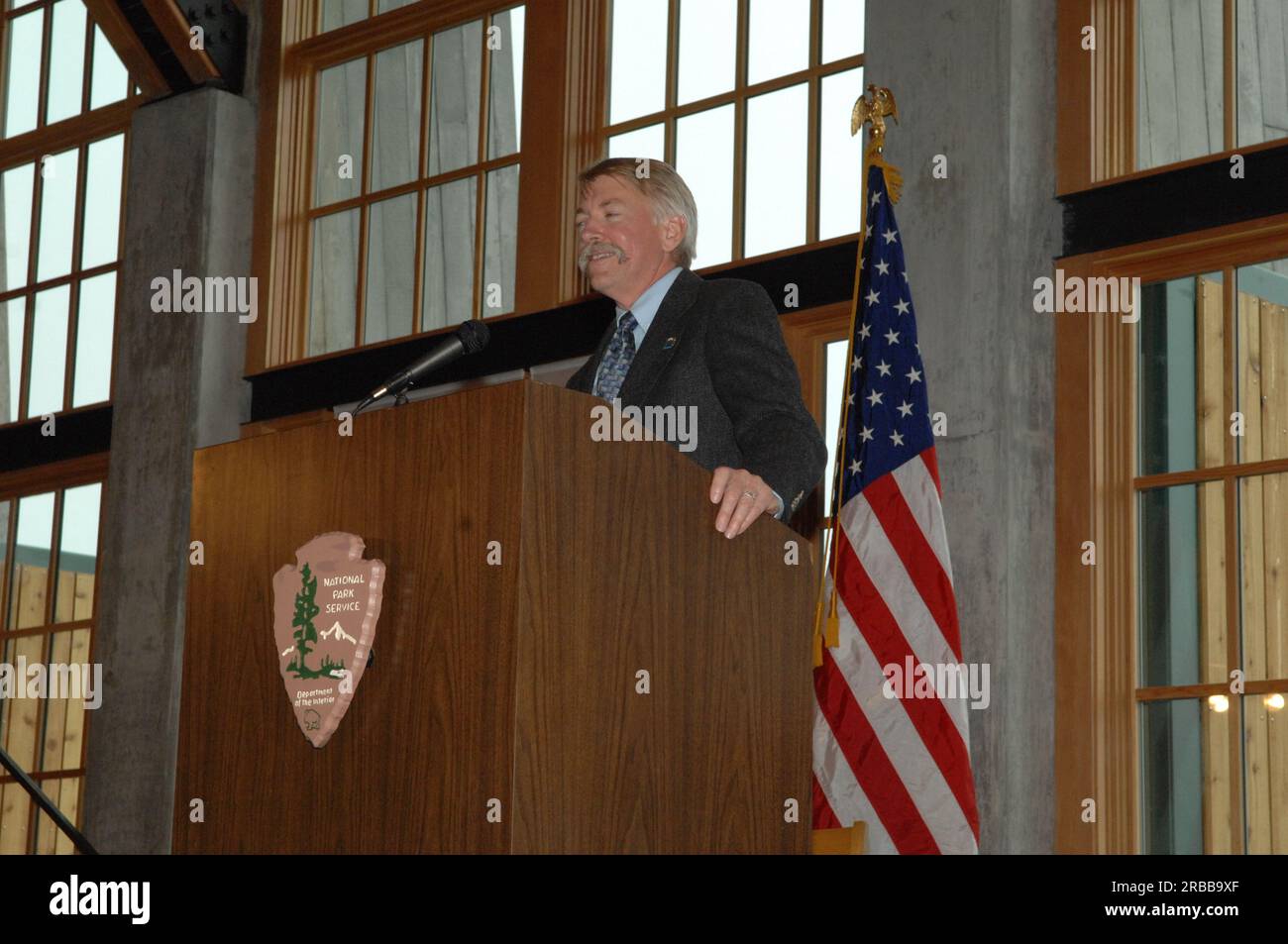 Minister Dirk Kempthorne besucht den Mount Rainier National Park in Washington, wo er bei der großen Eröffnungs- und Einweihungszeremonie für das neue Henry M. Jackson Memorial Visitor Center im Paradise Area of the Park die Grundsatzrede hielt. Minister Kempthorne wurde von Würdenträgern begleitet, darunter: Washington Congressman Norman Dicks, Vorsitzender des Unterkomitees des Hauses für Nationalparks; National Park Service Pacific West Regional Director Jonathan Jarvis; Mount Rainier Superintendent Dave Uberuaga; stellvertretender Innenminister für Wasser und Wissenschaft Kameran Onley; Nisqu Stockfoto